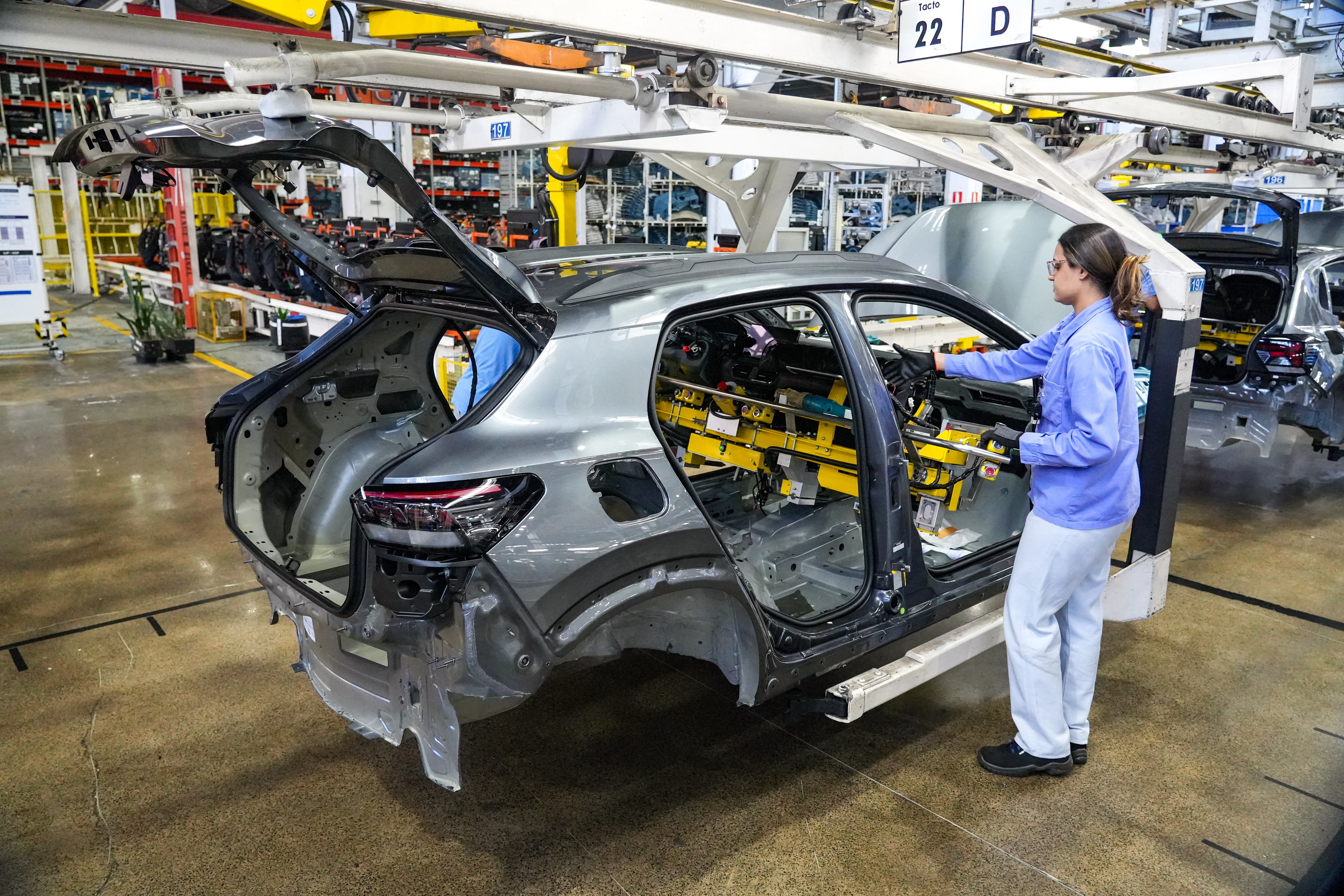 Crise global de chips ameaça paralisar montadoras no Brasil em semanas, alerta associação