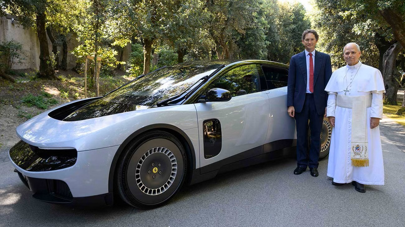 Papa Leão XIV conhece Ferrari Luce de R$ 3,2 milhões e ganha volante