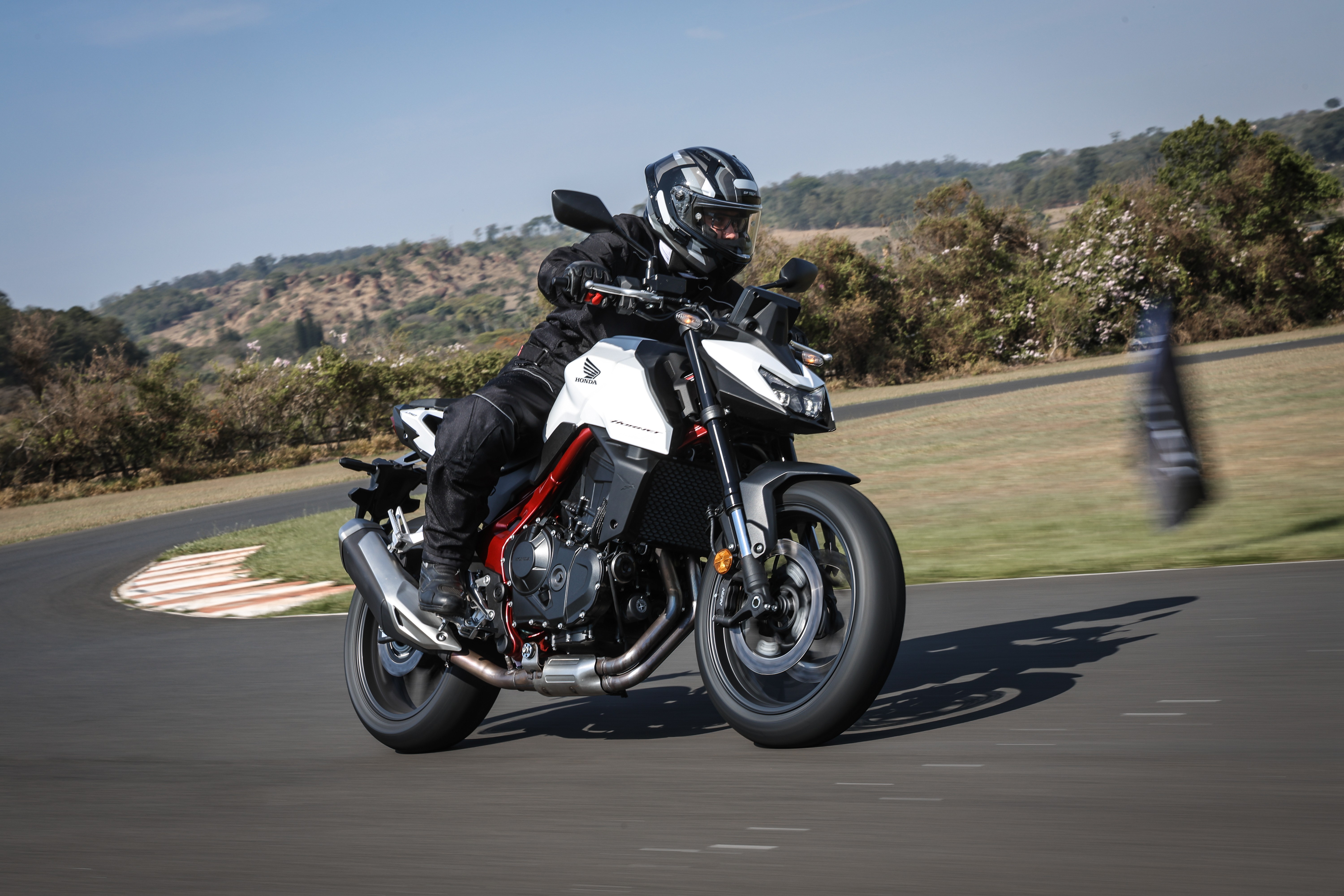 VÍDEO: CB 750 Hornet volta ao Brasil com menos potência, mas mais inteligência; veja preço