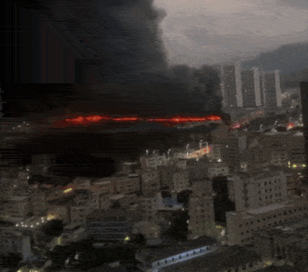 VÍDEO: Incêndio de grandes proporções atinge estacionamento da BYD na China