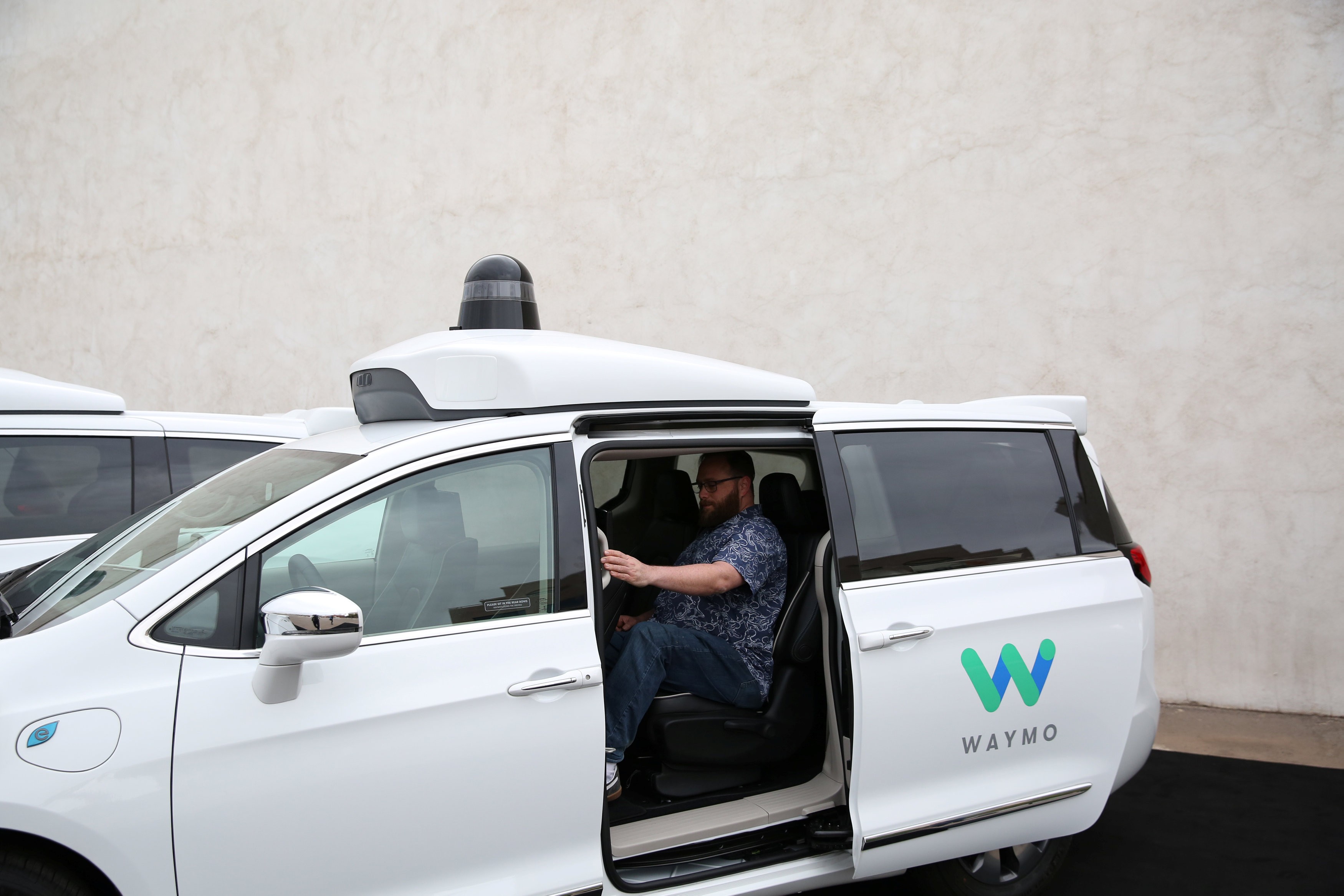 Waymo, empresa ligada ao Google, recolhe 3,8 mil robotáxis após falha em vias alagadas